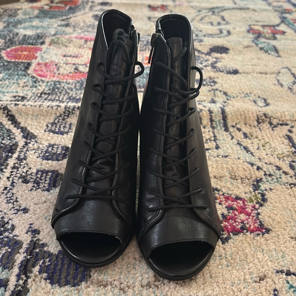 Steve Madden NEELA black leather lace-up ankle booties
